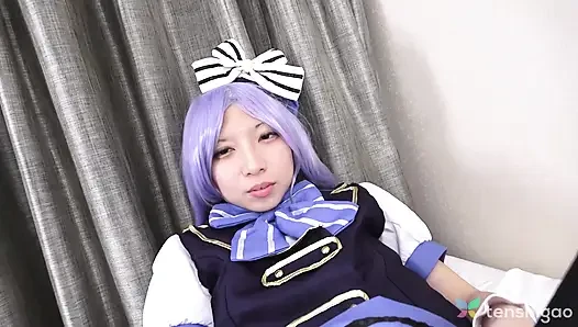 Reika Asakura im kostüm spreizt heute ihre muschi für uns