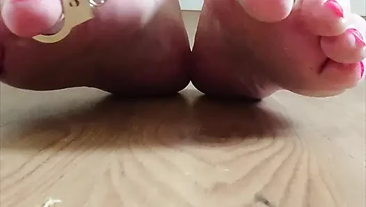 Маленькие Наручники На Моих Голых Пальцах Ног