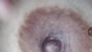 Indiana, une fille virale montre ses gros seins sexy en se doigtant la chatte, dernière vidéo