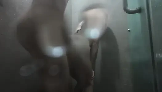 Я не могу устоять, но трахать ее, когда я вижу ее мокрую и голую