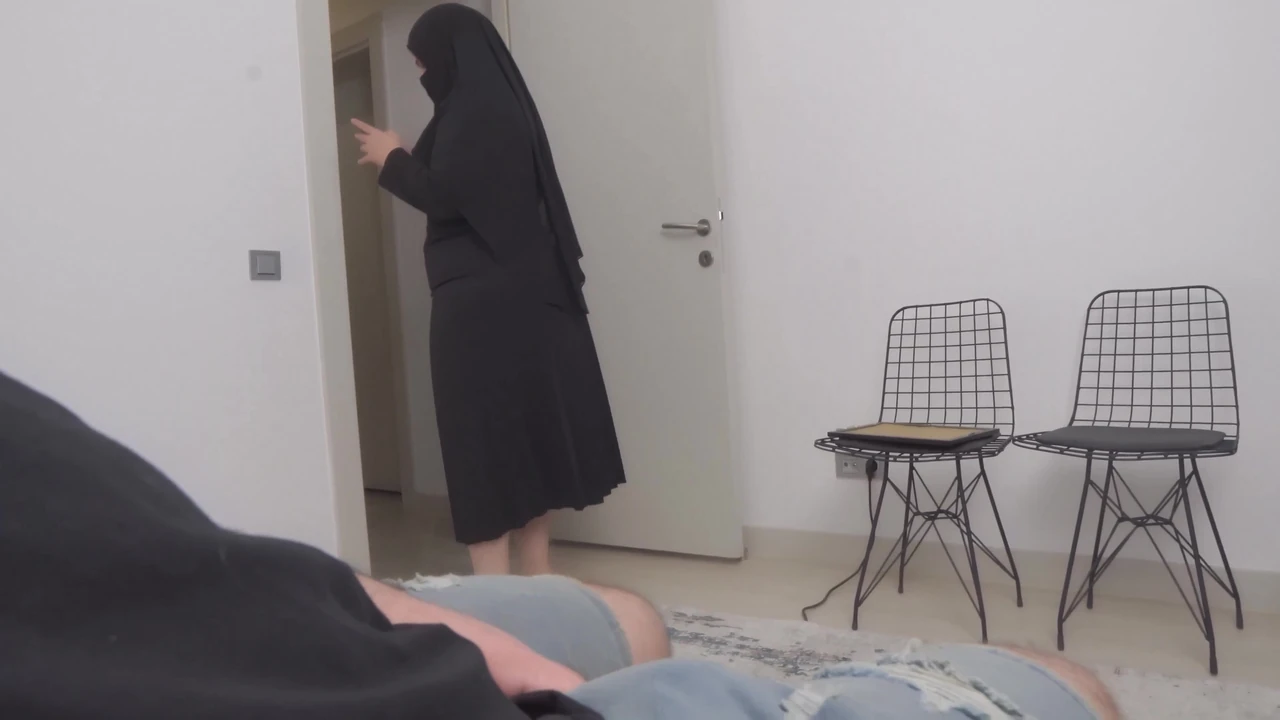 Flashdisk. Wanita berhijab melihat saya masturbasi di ruang tunggu umum.