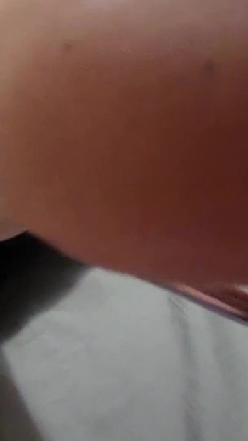 Škakljanje i draženje stopala milfice mekom četkom | Isječak 2