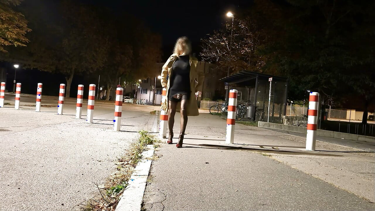 Klatka dla sissy ze skarpetkami z pasem i przezroczystą sukienką, czego więcej można chcieć