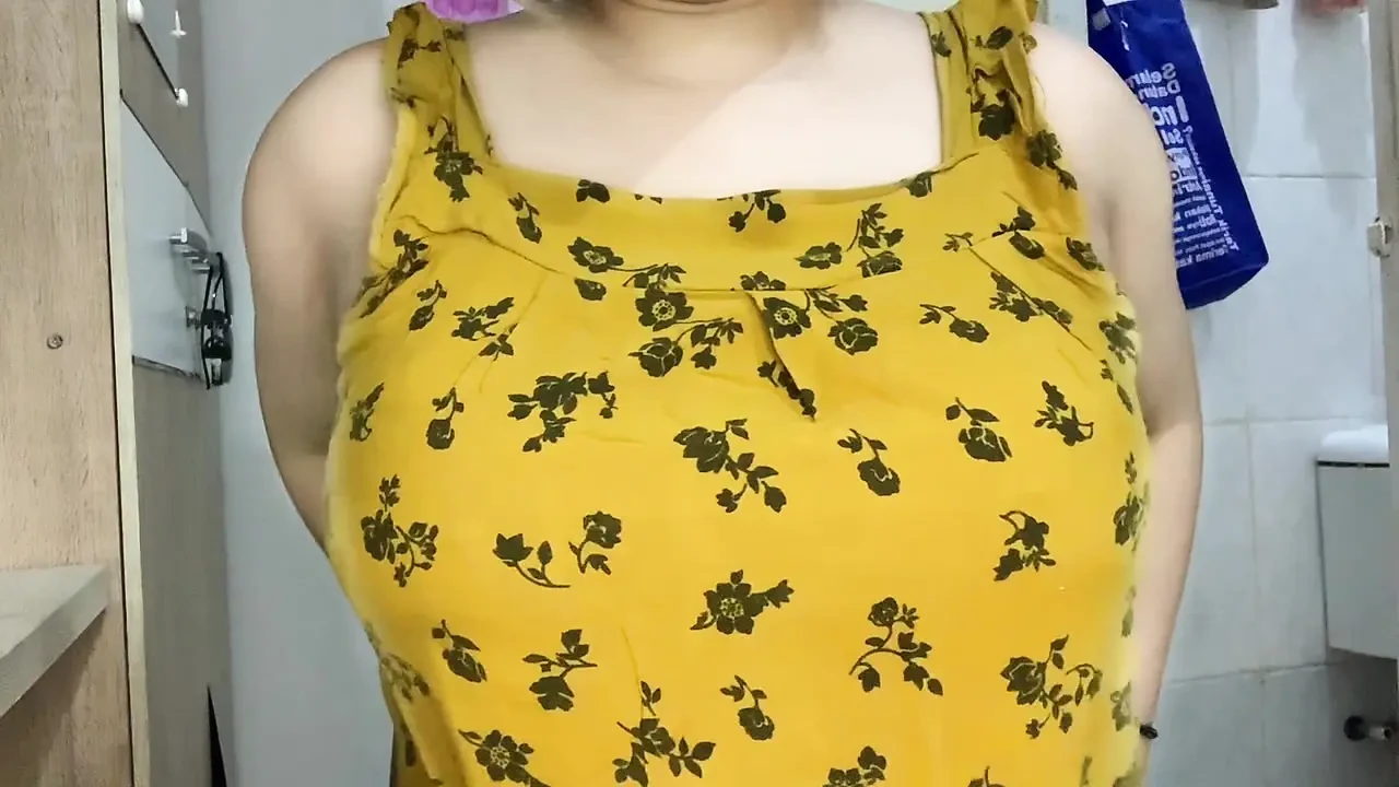 This woman is fun to play with her vibrator