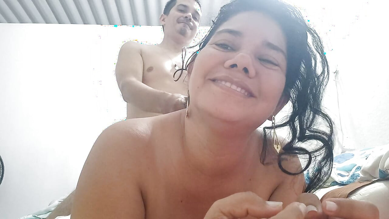 Minha namorada é uma princesa submissa que ama paus grandes e fode na bunda com profundo