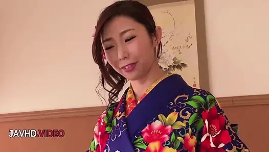 Steamy Japanese Woman in Kimono Gives Hot Blow Job On Cam
