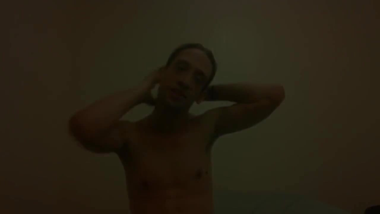 Topless transgirl poruszająca uszy bez użycia rąk