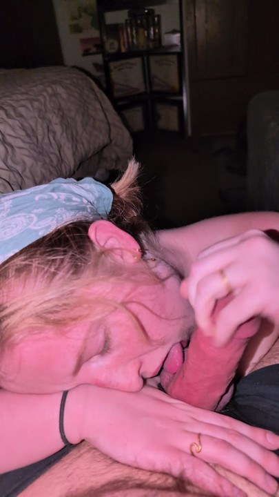 Bonita rubia da sensual mamada