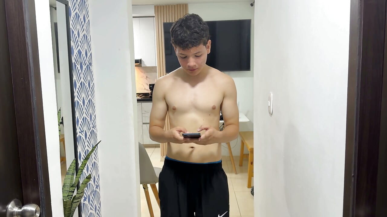 의붓여동생이 제가 그녀의 진한 팬티스타킹 냄새를 맡고 있다는 걸 알게 되자, 제가 그녀 안에 사정할 때까지 삽입해 달라고 부탁했어요.