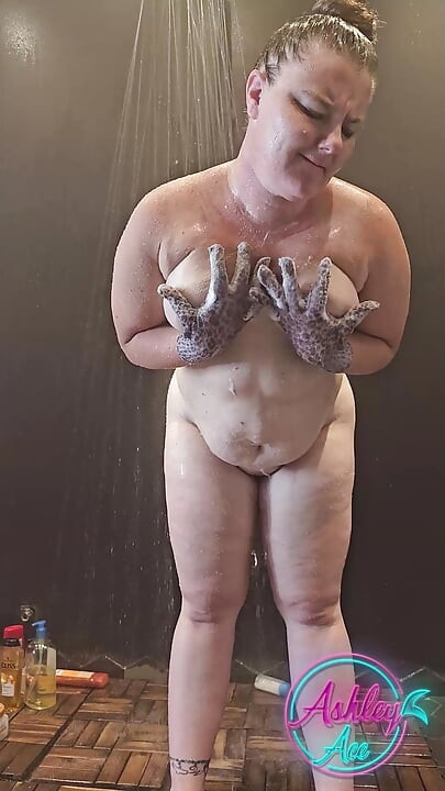 Zuhanyozás Ashley Ace-szel