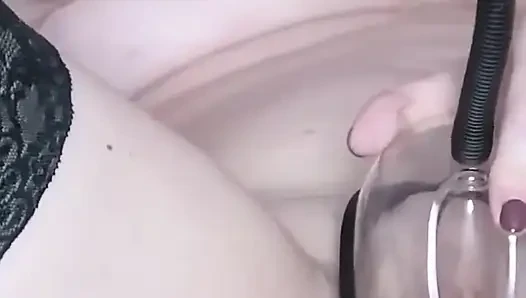 Tonton bagaimana Merce mengisap klitorisnya. Cewek sange ini lagi asik masturbasi - close up