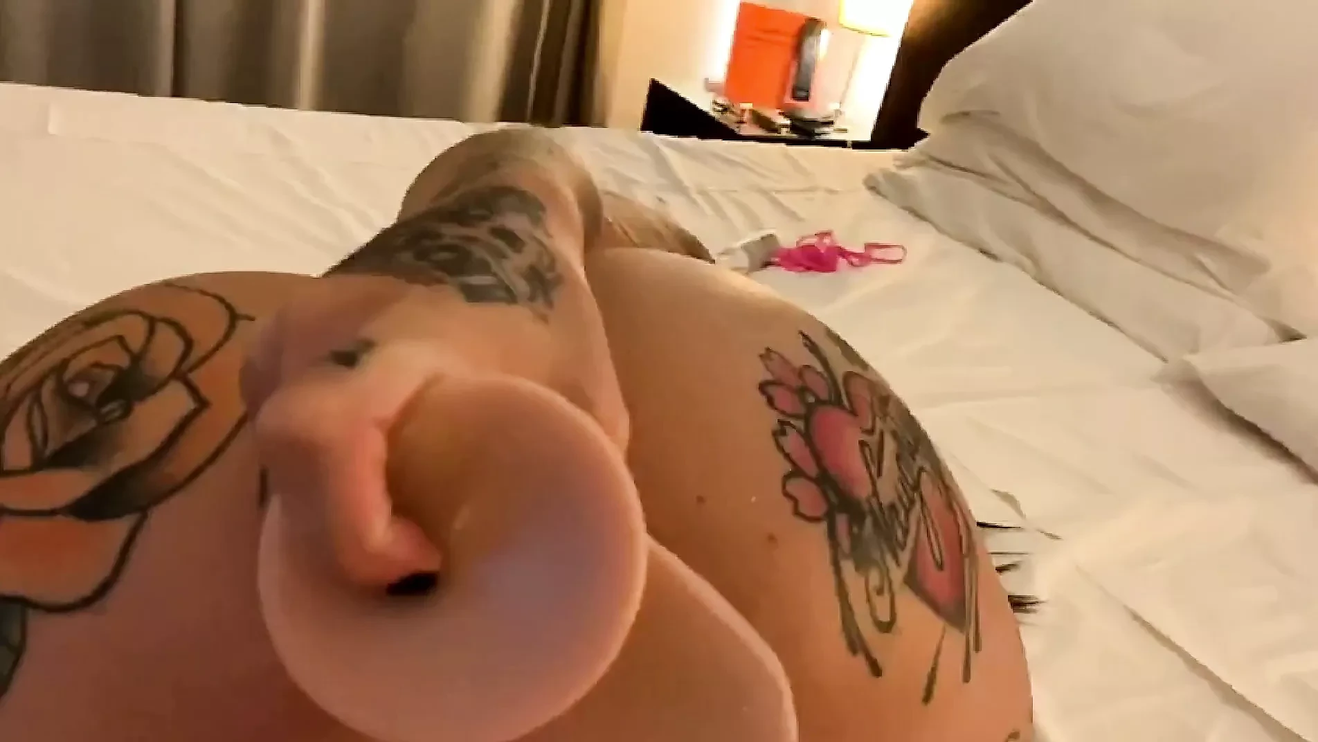 纹身女友在酒店房间里操她的菊花