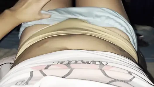 Teman Sekamar Seksi Dengan Piyama Pendek Jari Untuk Orgasme