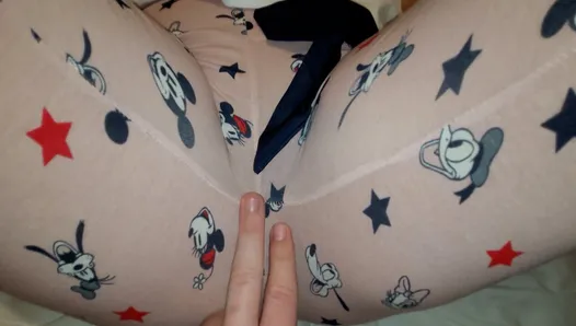 Linda garota de pijama com peitões me seduzindo
