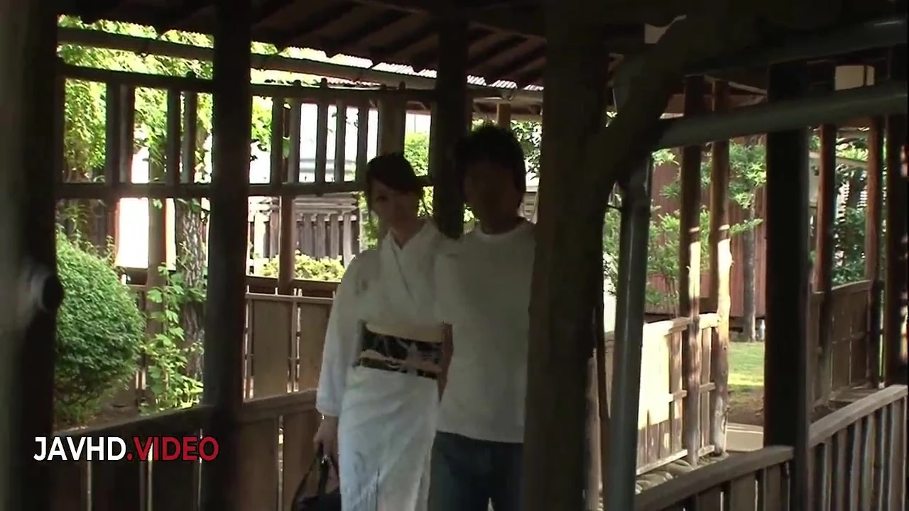 Japon orta yaşlı seksi kadın vahşi sert sikişmeden önce yoğun sakso çekiyor