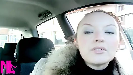 Revvieren und Fahren in schwarzer strumpfhose und grauen high heels