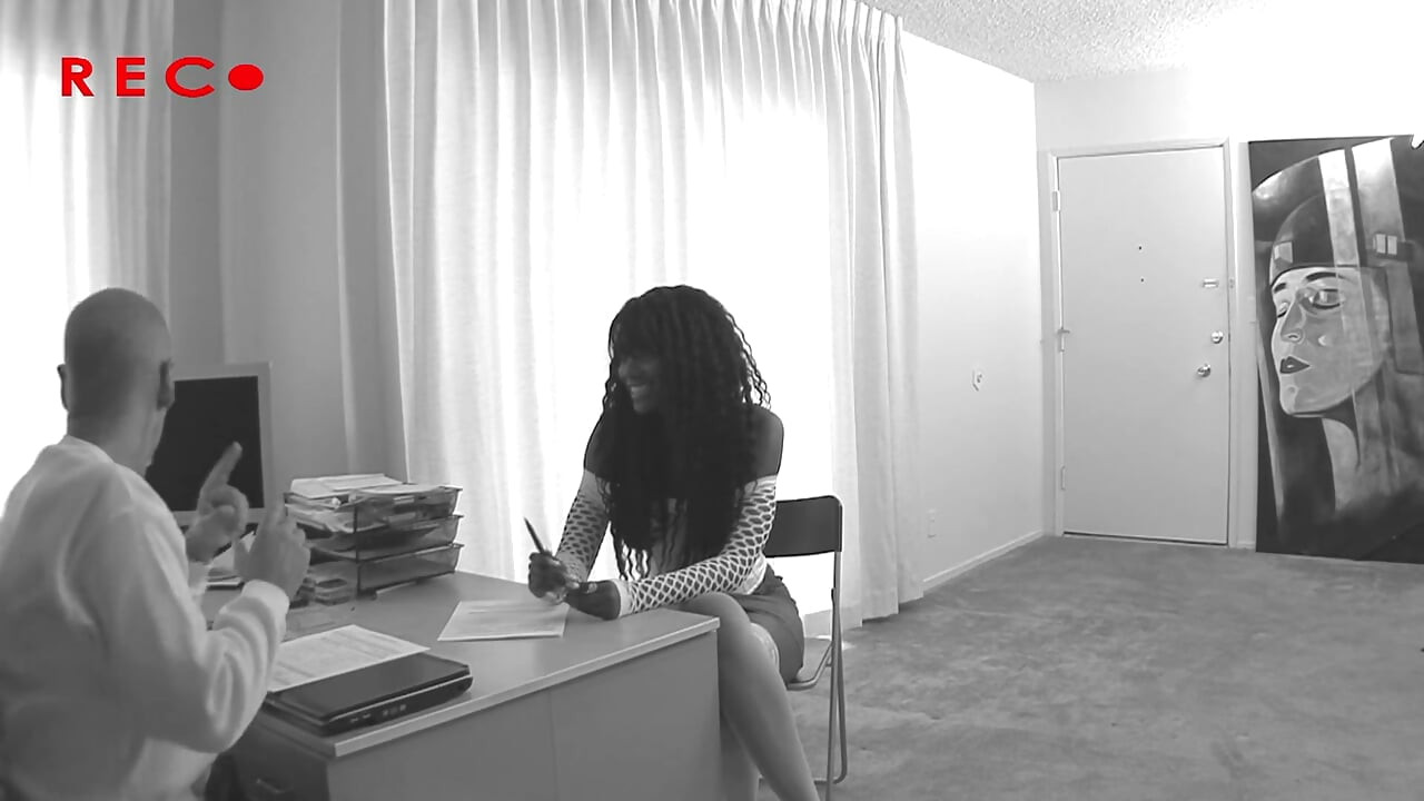 Seluar dalam hitam yang cantik dengan tetek besar semula jadi dikongkek keras dengan zakar lelaki tua