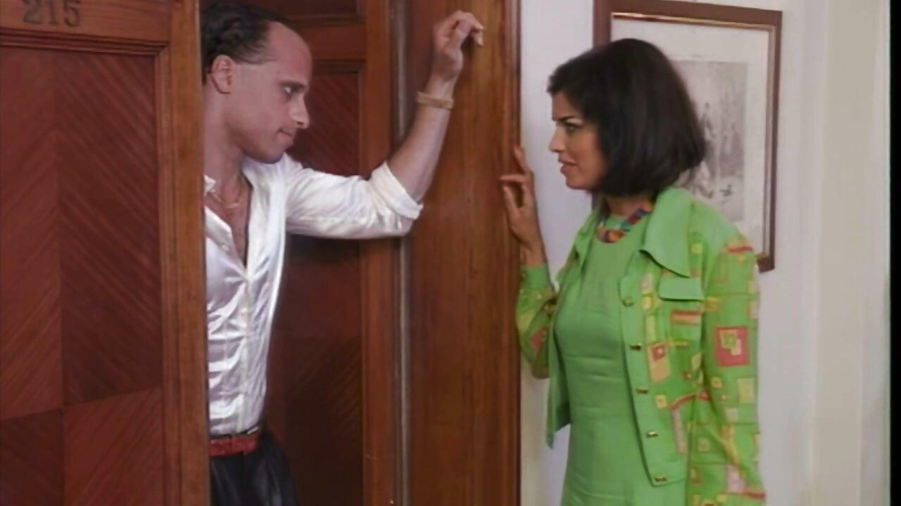 A dançarina da boate os excita, e eles a fodem na bunda