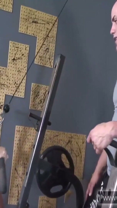 Blonde Fackel missbraucht den Personal Trainer | Clip 1