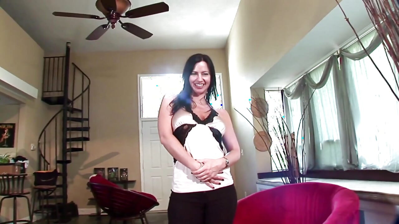 बड़े स्तनों वाली सुंदर चोदने लायक मम्मी देखने का बिंदु में हाथों से चुदाई देती है