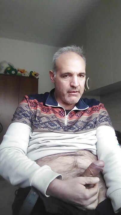 Bir üvey baba üvey oğluna genç yarağına mastürbasyon yapmayı öğretiyor