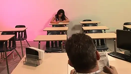 Sınıfta yarak için can atıyor
