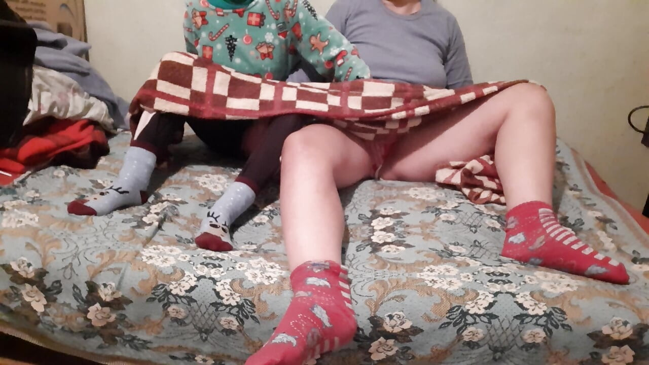 Üvey çocuklarımız yanımızda bir film izlerken yorganın altında karşılıklı mastürbasyon yapıyoruz