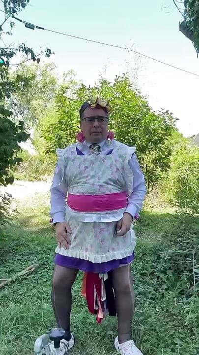 Kertész ruhájában, hogy pisiljen magára