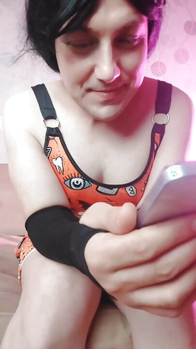 Femboy amador de roupa de Halloween com pernas atraentes
