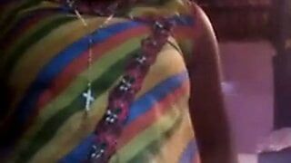 Menina indiana esfregando os peitos enquanto se troca