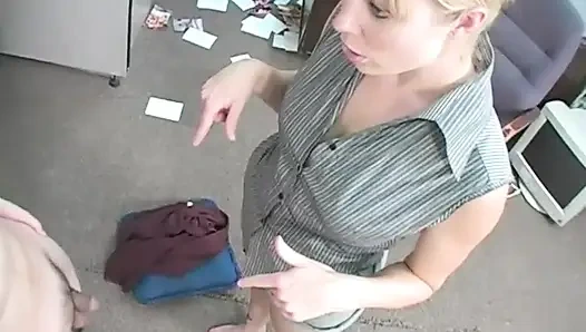 Ein großer junger schwanz für eine böse blonde MILf