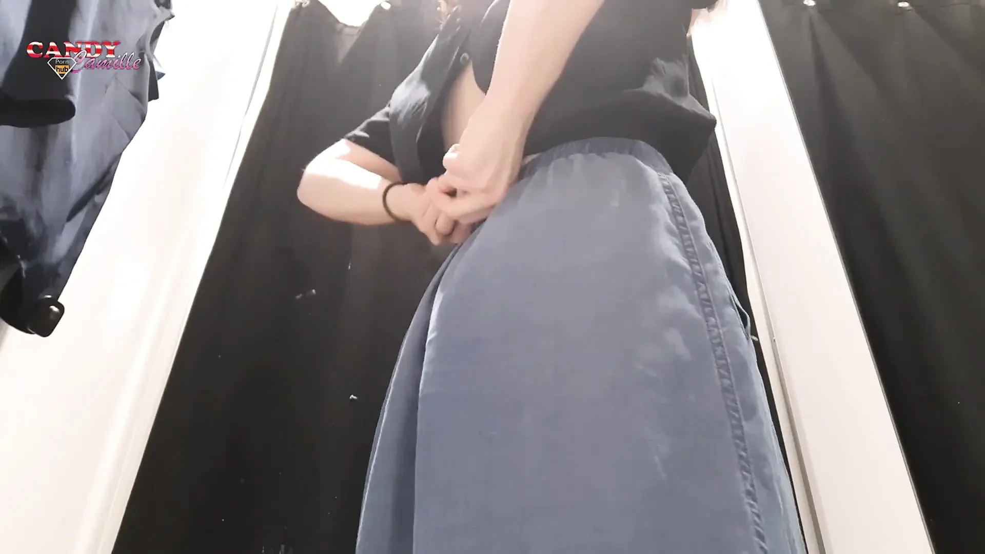 性感少女在试衣间自慰