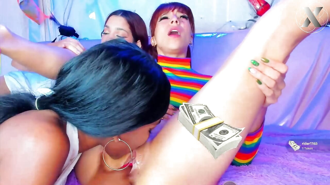 Lesbian blowjob dengan rintihan