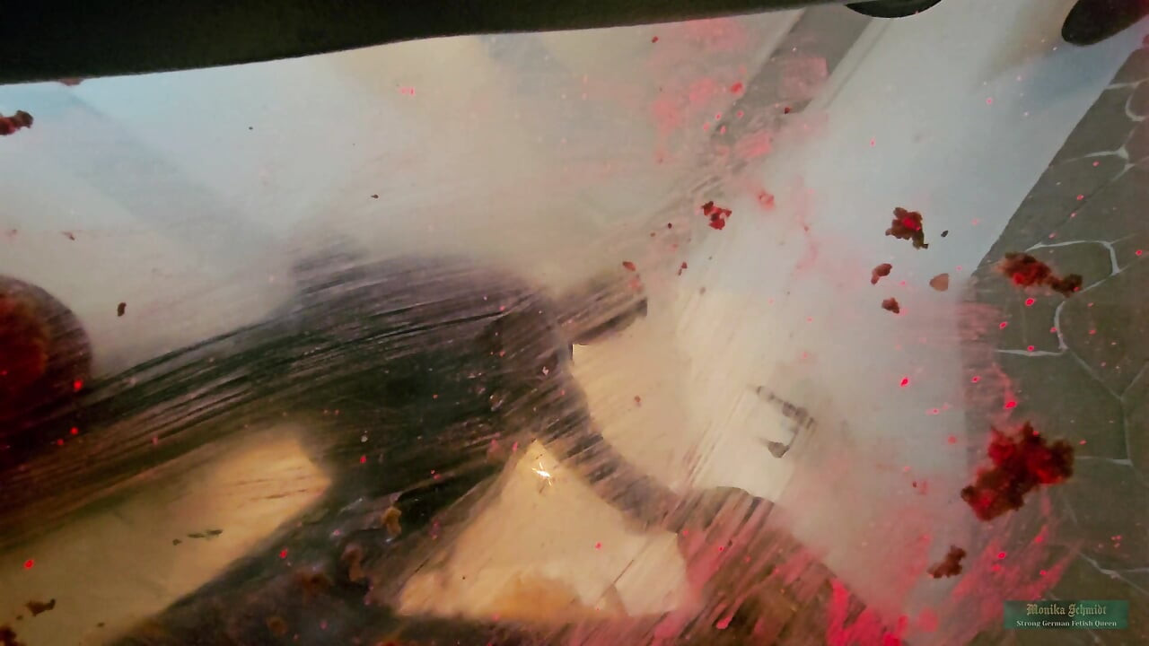 モニカ・シュミット 食べ物を砕く 唾を吐く ブーツ崇拝 言葉の侮辱