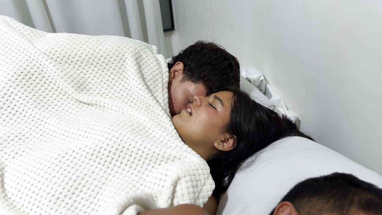 Mein geiler Freund fickt mich hart, egal dass mein kleiner Stiefbruder neben uns ist. Er erwischt uns und masturbiert beim Zusehen