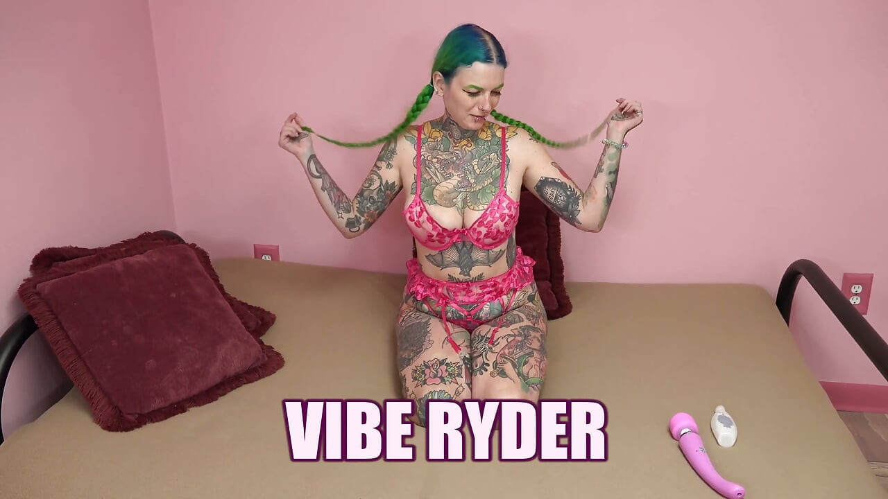 Body art baby Vibe Ryder deja que Logan folle su coño mojado