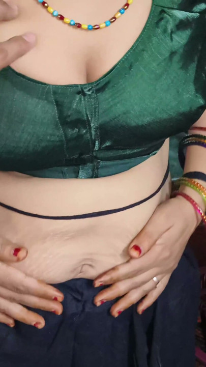Hintli çift birlikte porno izlerken azıyor ve sert seks yapıyor Hintçe ses | Bölüm 1