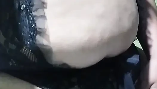 Sakso çekiyor, biniyor ve dört ayak üstüne çıkıyor