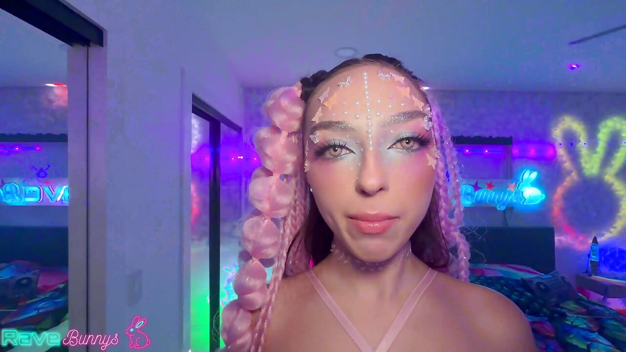 Brian o pompează pe Scarlett plină de spermă în timp ce glowsticks își aprind ciorapii!