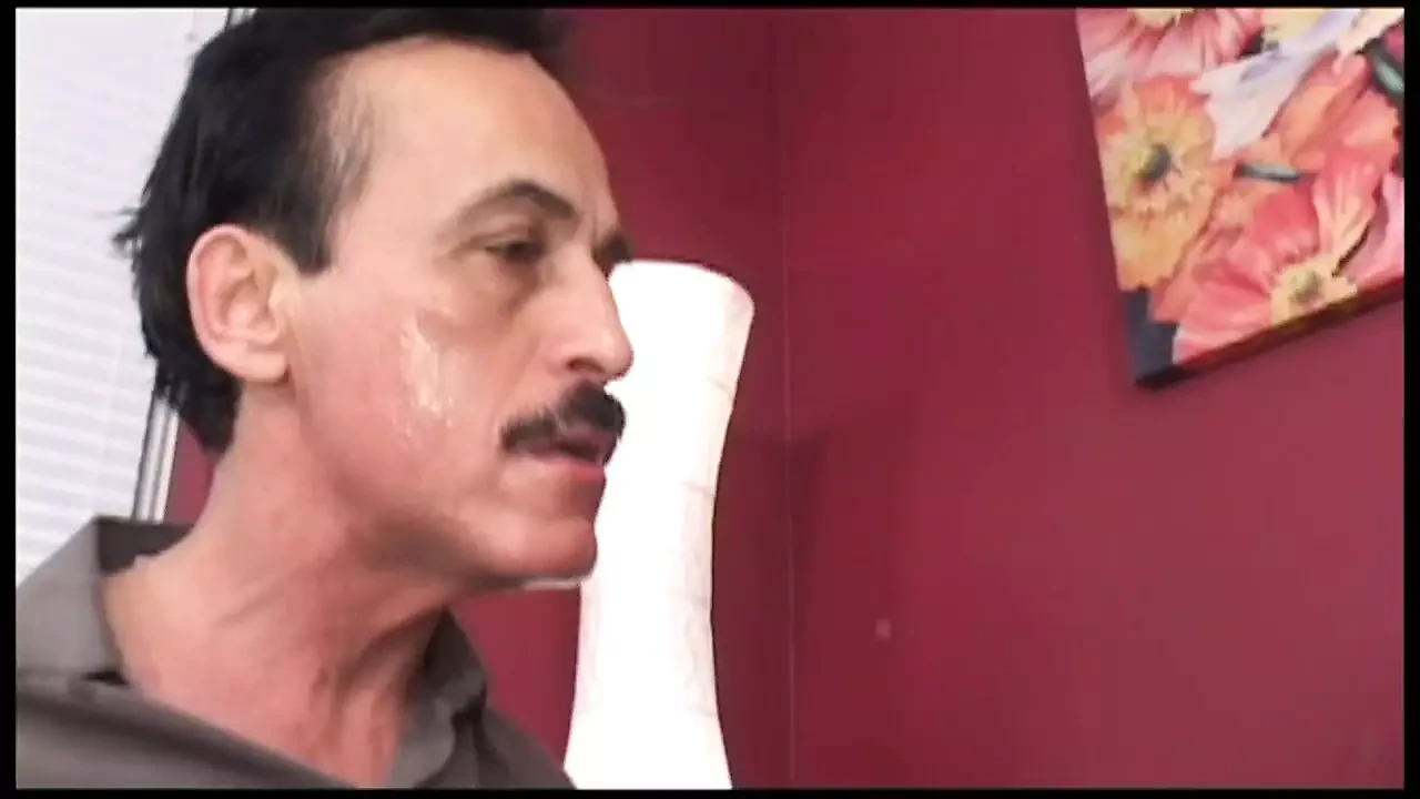 Η milf λατρεύει το βρώμικο σεξ και λατρεύει να ανοίγει το υγρό μουνί της