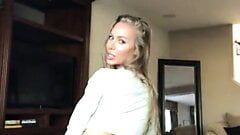 Blonde hete vrouw berijdt lul op webcam voor echtgenoot