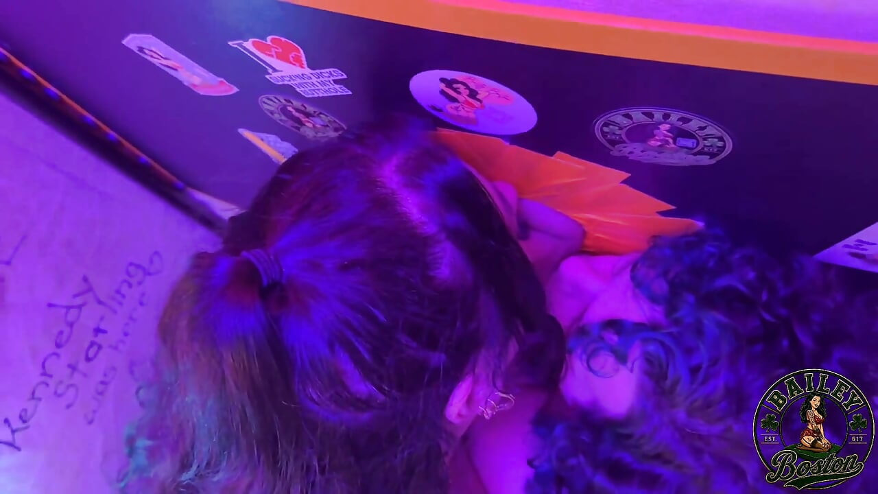 Bailey Boston e Kennedy Starling compartilham dotado branco no Gloryhole