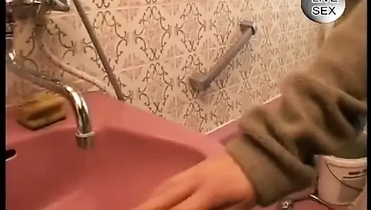 Tante nakal lagi asik nyepong kontol di kamar mandi