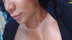 Hermosa latina MILF las burlas en webcam