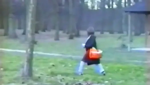 Ein sehr versautes schwarzes mädchen, das einen fremden nach hause nimmt, um sie vor ihrem freund zu ficken.