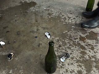 Butelka szampana w dużej cipce
