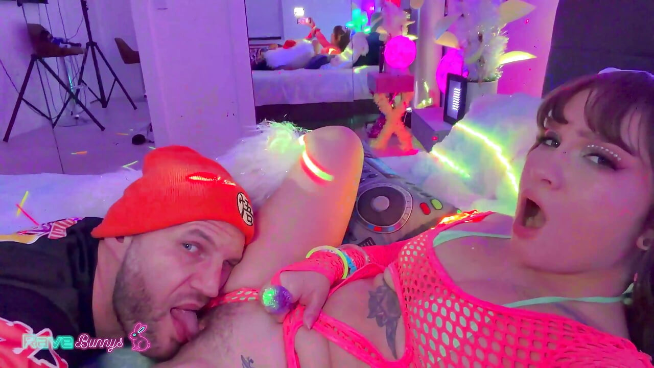 Dj Brian ucztuje ociekającą cipkę Bunny Fae i wypełnia ją głęboko!