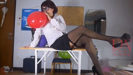Kantoorobsessie, de secretaresse opblaasbare ballonnen masturbeert met ballonnen. 12 nok 1
