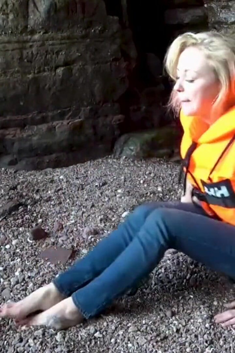 Lifejacket dan Jeans di Pantai