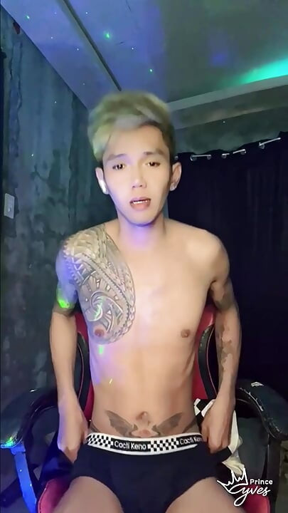 Inked Horny Twink הופיעה בשידור חי במצלמת רשת